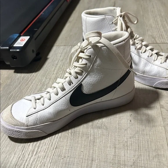 Nike White and Black Ankle Boots - Picture 2 of 3